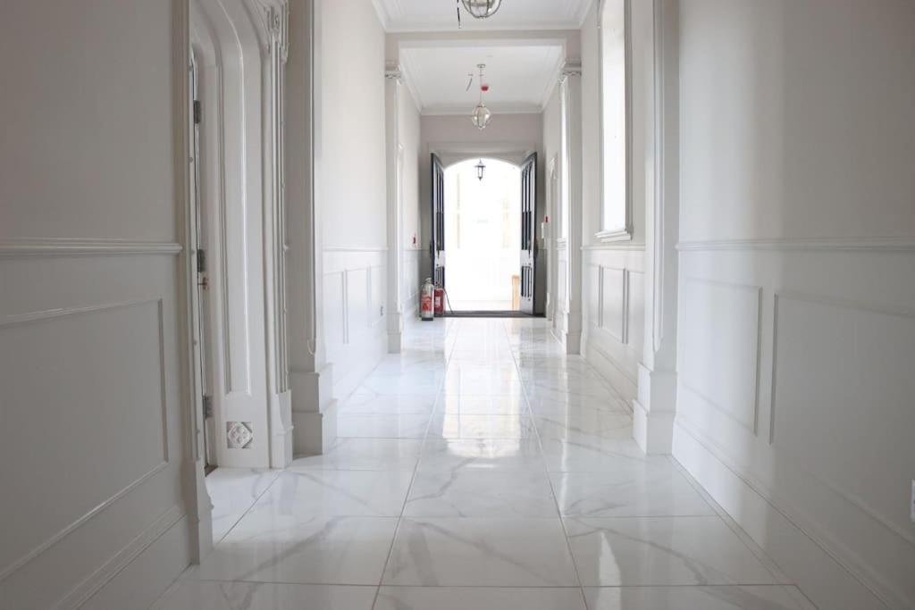 Vive Sea View Getaway Apartment เฮสติงส์ ภายนอก รูปภาพ