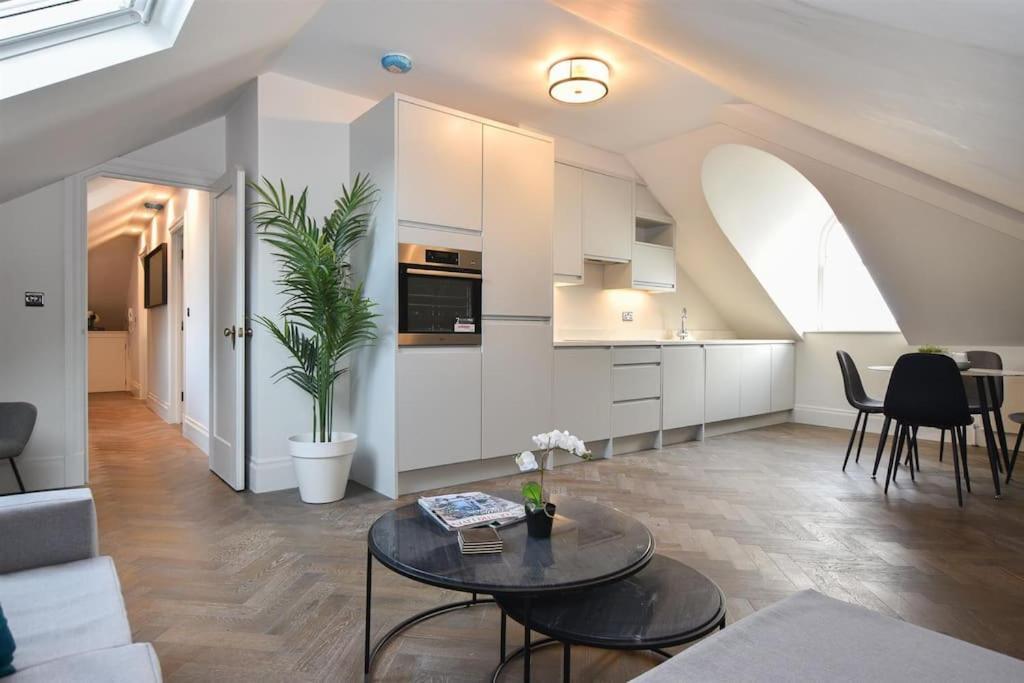 Vive Sea View Getaway Apartment เฮสติงส์ ภายนอก รูปภาพ